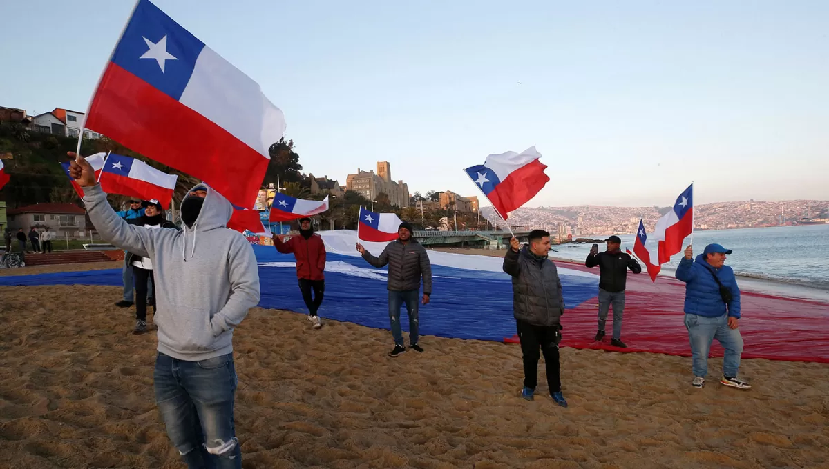 BANDERA. Opositores a la nueva Constitución se manifestó en Valparaíso.