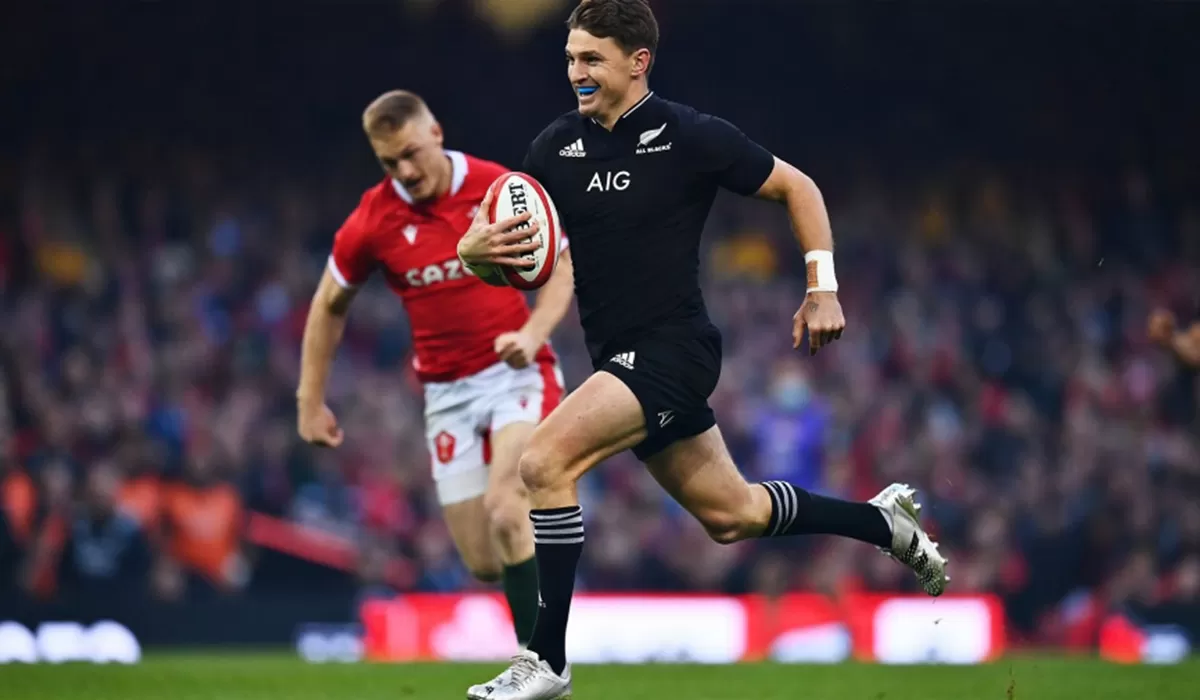 RUGBY CHAMPIONSHIP. En la revancha de Los Pumas ante los All Blacks jugaría el medio apertura neozelandés Beauden Barrett.