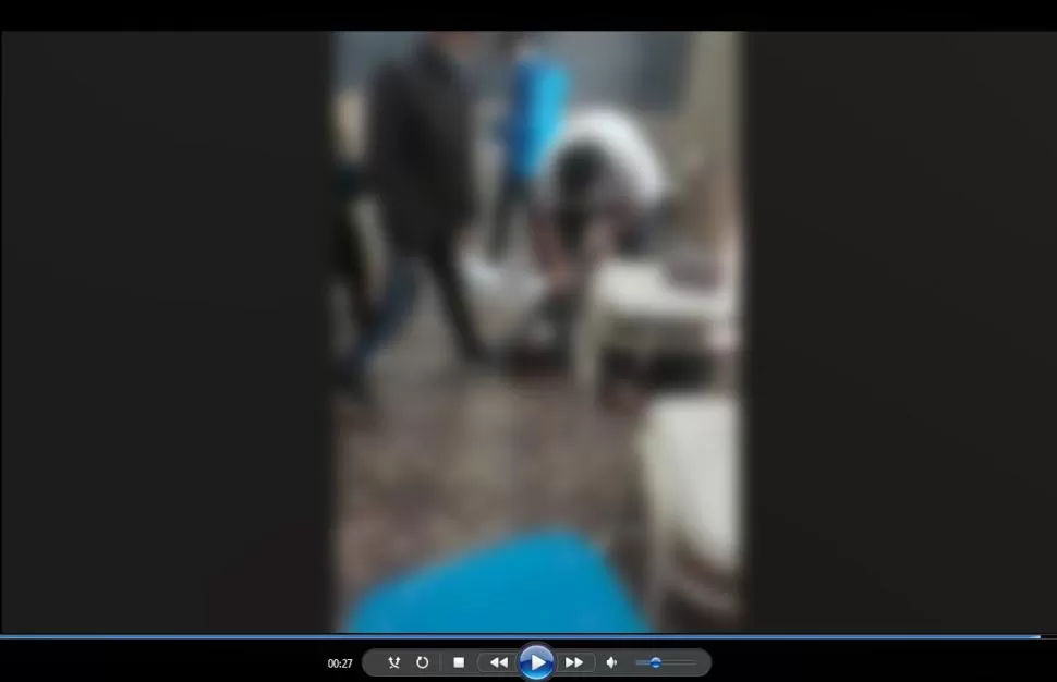 CAPTURA DE PANTALLA. La escena difuminada alude a un hecho de asfixia entre compañeros ocurrido la semana pasada en el Colegio Nacional. imagen de video