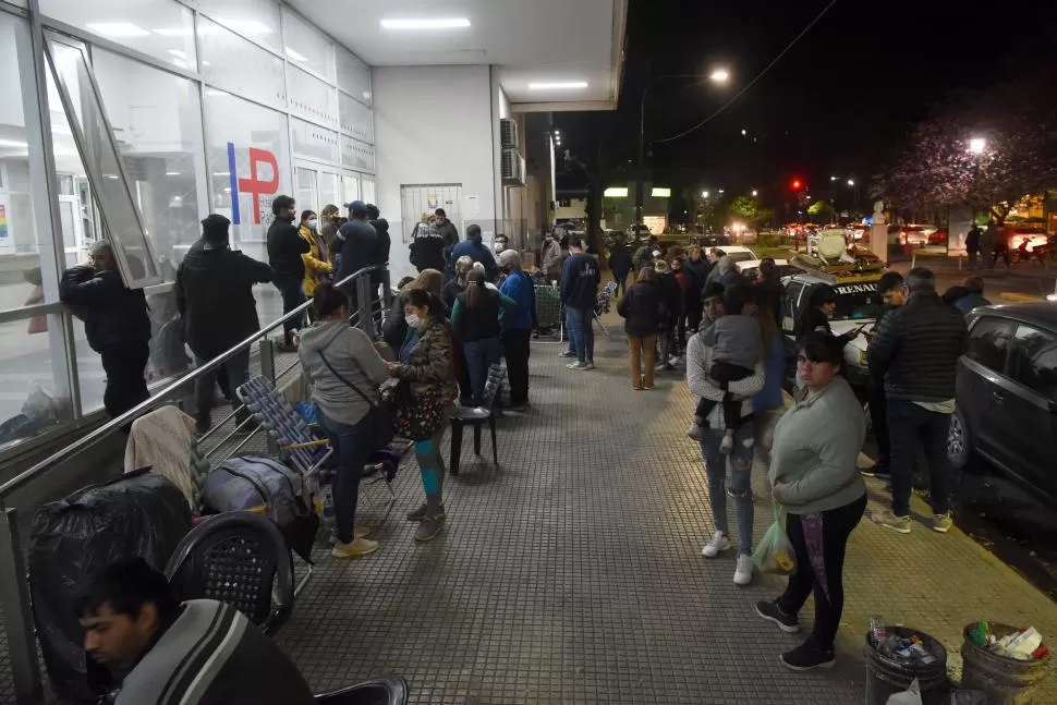 EL DÍA DESPUÉS DEL INCIDENTE. Decenas de personas esperan en la puerta del hospital Padilla por la recuperación de algún familiar.  la gaceta / foto de DIEGO ARAOZ