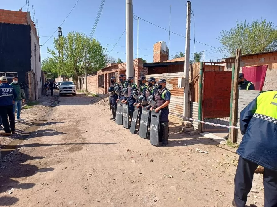 CON PROTECCIÓN EXTRA. Un cuerpo de infantería estuvo en el barrio El Palomar donde ayer se inspeccionó la vivienda donde vive el pequeño. 