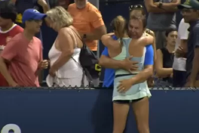 Video: polémica por el festejo de una tenista de 16 años manoseada por su padre y su entrenador