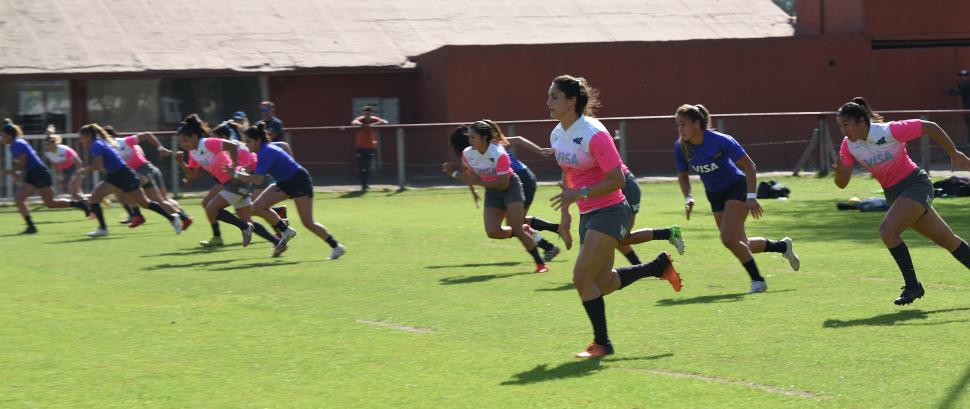 EXIGENTE. Uno de los ejercicios que realizó el equipo en Los Tarcos consistió en salidas a alta velocidad. Las tareas matutinas se centran en el gimnasio y manejo de la pelota y las de la tarde, en el juego. la gaceta / Fotos de José Nuno