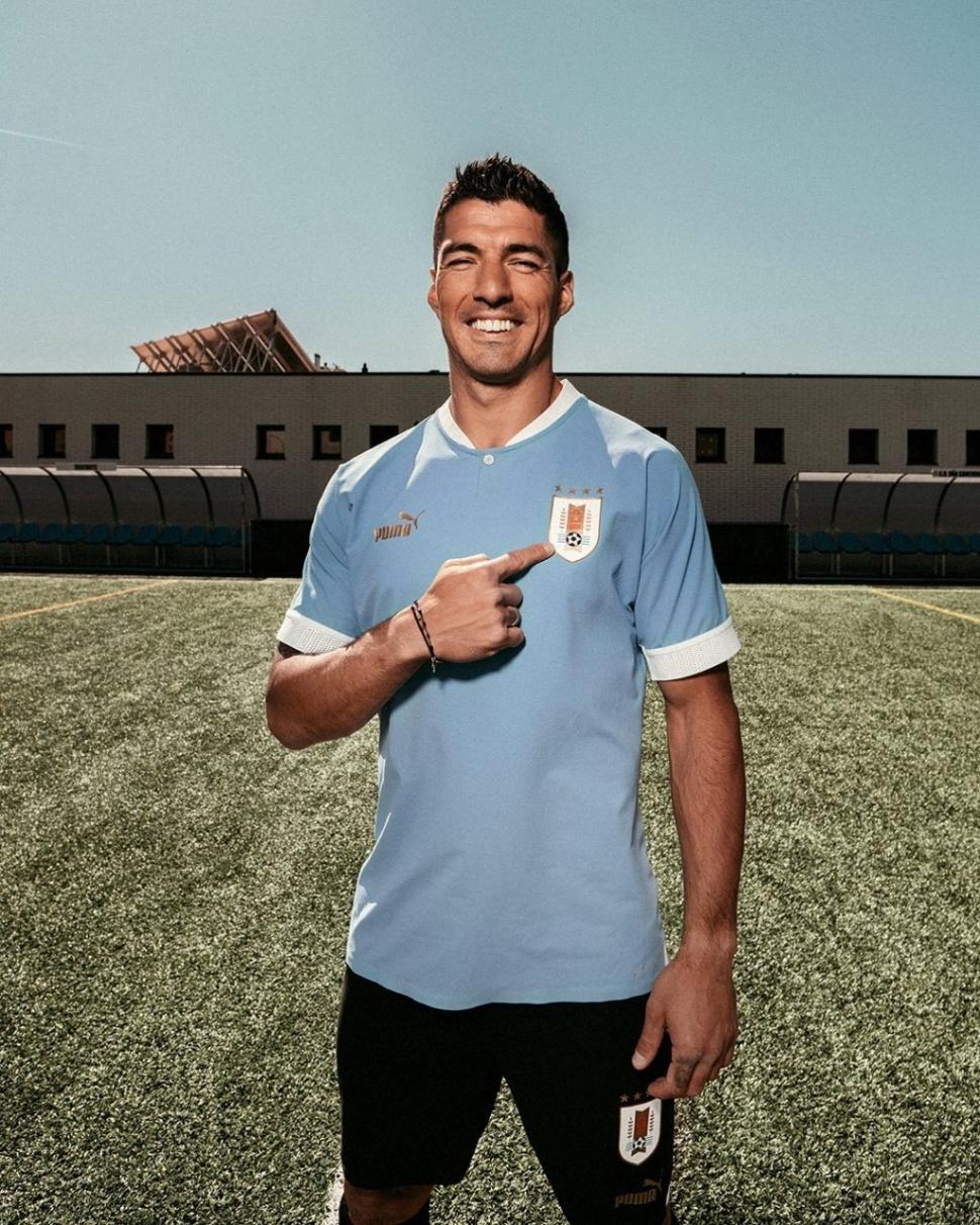 UNA SÍ, LA OTRA NO. Luis Suárez luce con orgullo la “celeste” titular. El diseño alternativo de Puma fue muy criticado.  