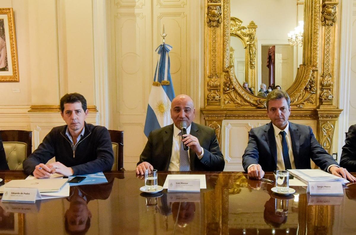 EN LA CASA ROSADA. Juan Manzur, junto a Sergio Massa y a 