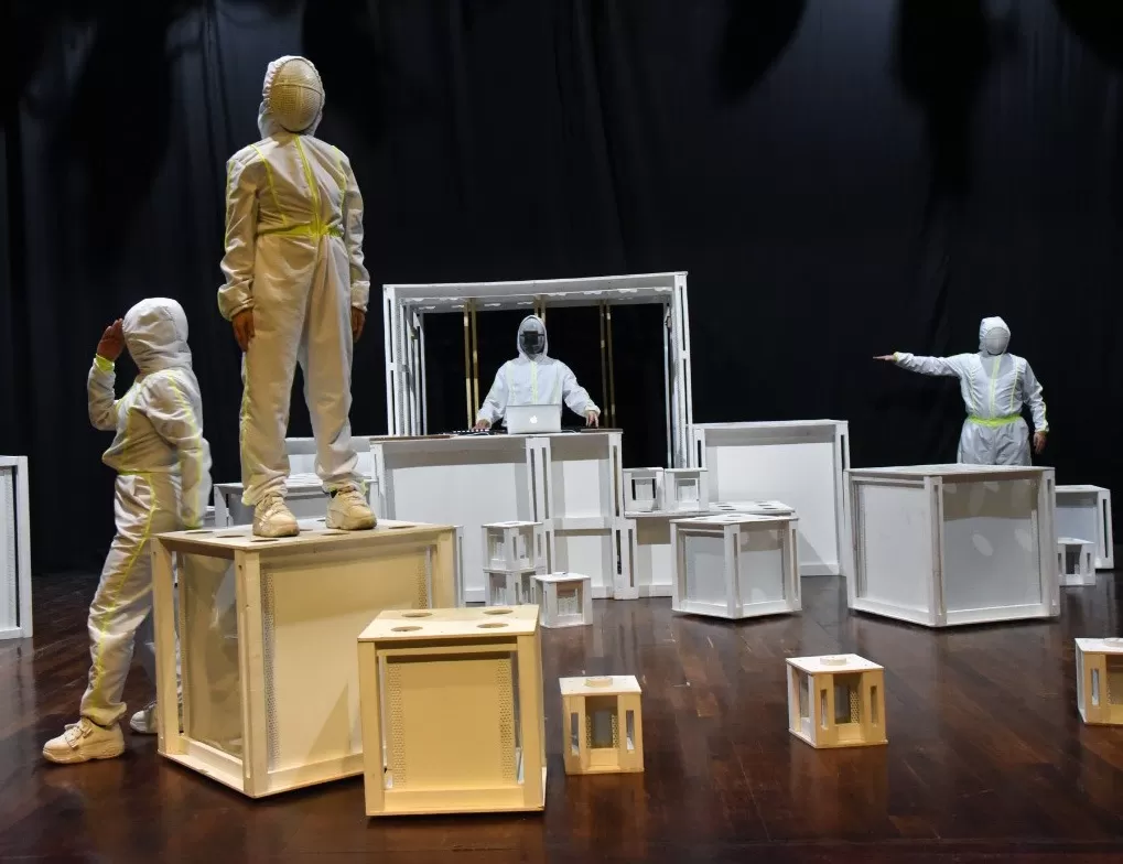 BÚSQUEDA CREATIVA. Los bailarines de “Ciudades invisibles, universos propios” construyeron su obra sobre la base de la improvisación en el espacio. 