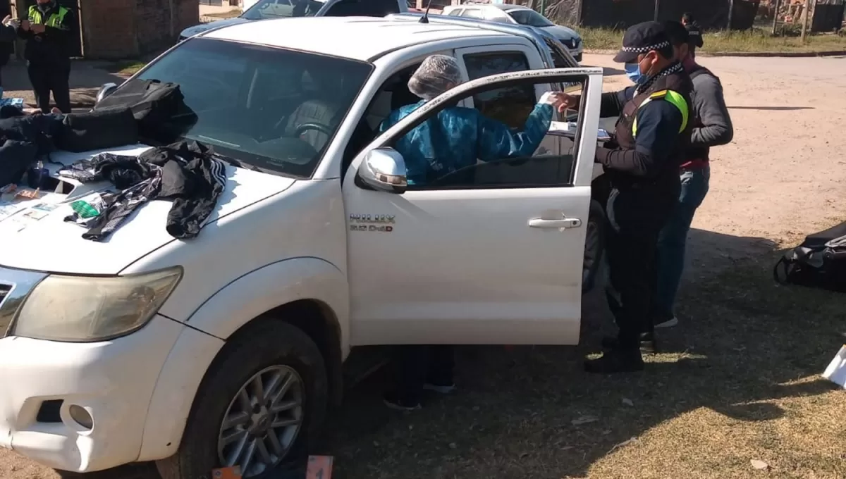 EN PLENA TAREA. Peritos analizan la camioneta que fue recuperada.