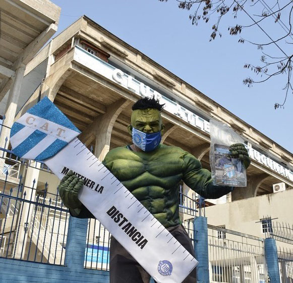 FIGURAS. Hulk fue el encargado de recorrer los barrios y llevar alegría a los más pequeños, en la última edición.