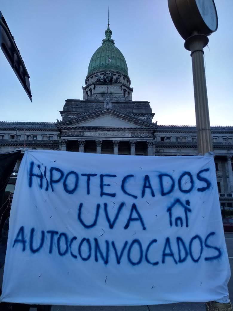 MARCHA DE CIUDADANOS POR LOS CRÉDITOS UVA / FOTO DE TWITTER @hipotecadosuva