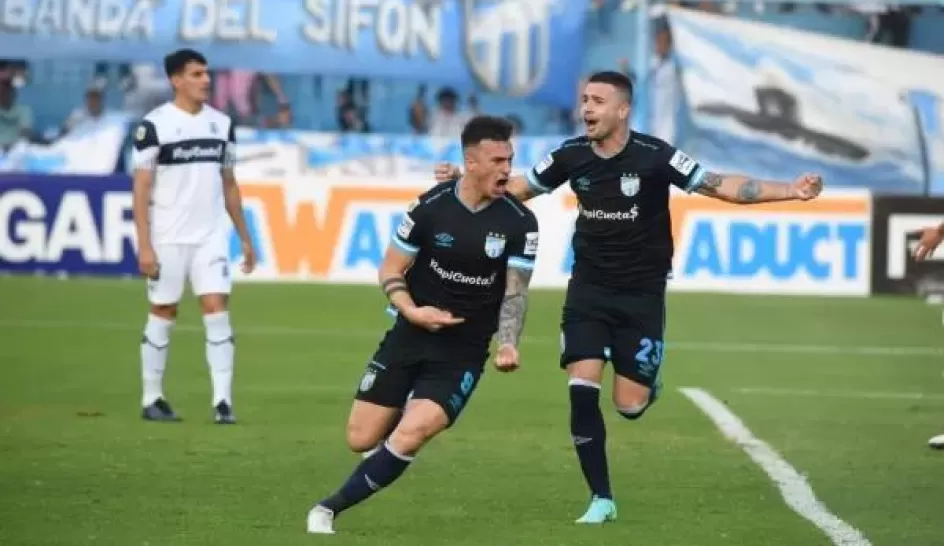 Lotti festeja su gol ante Gimnasia, en julio.