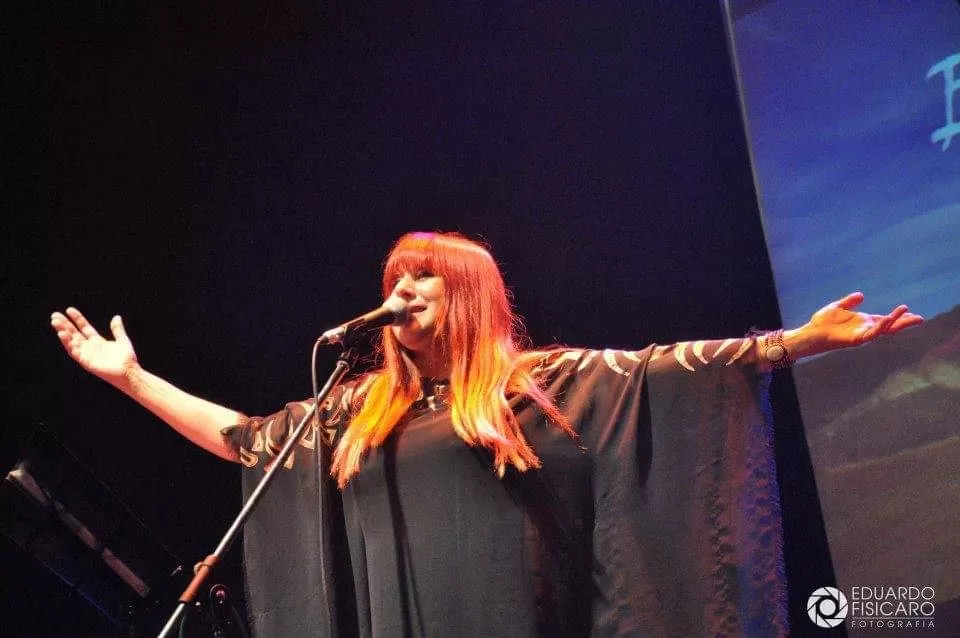 EN EL ESCENARIO. La cantante vuelve a reencontrarse con su público. gentileza de adriana tula - foto de eduardo fisicaro 