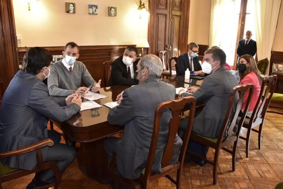 REUNIÓN. Los representantes de los tres poderes durante el encuentro.  