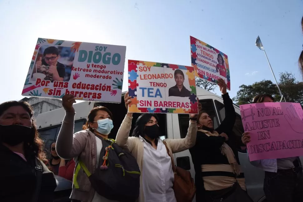 RECLAMO. Familiares de discapacitados piden que se paguen las terapias. la gaceta / foto de analia jaramillo 