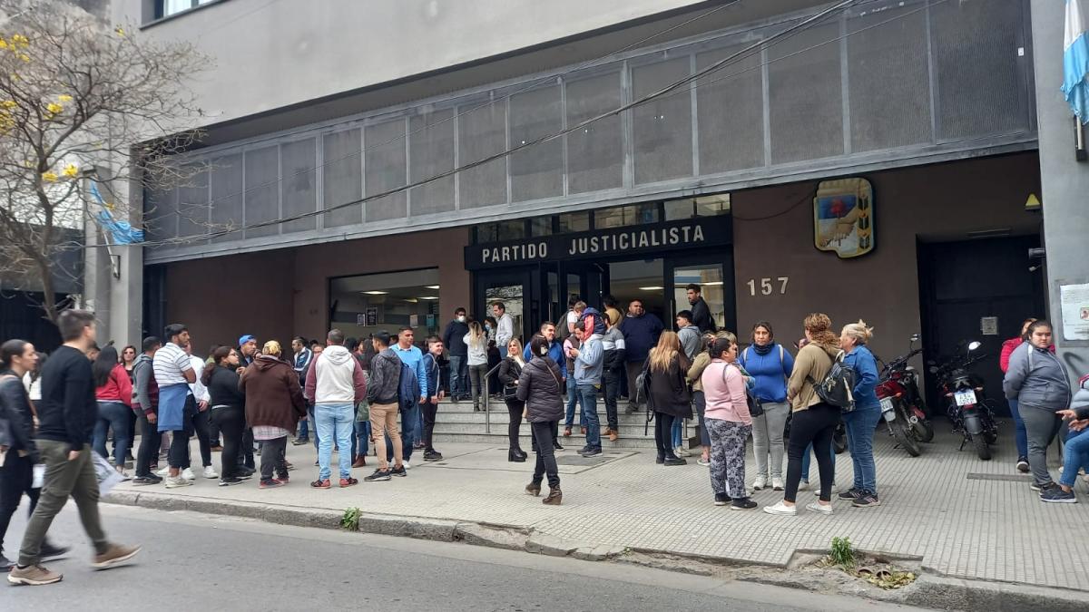 EN LA SEDE DEL PJ. Militantes peronistas se reunieron para repudiar el ataque contra Cristina Kirchner. Foto de LA GACETA / Analía Jaramillo