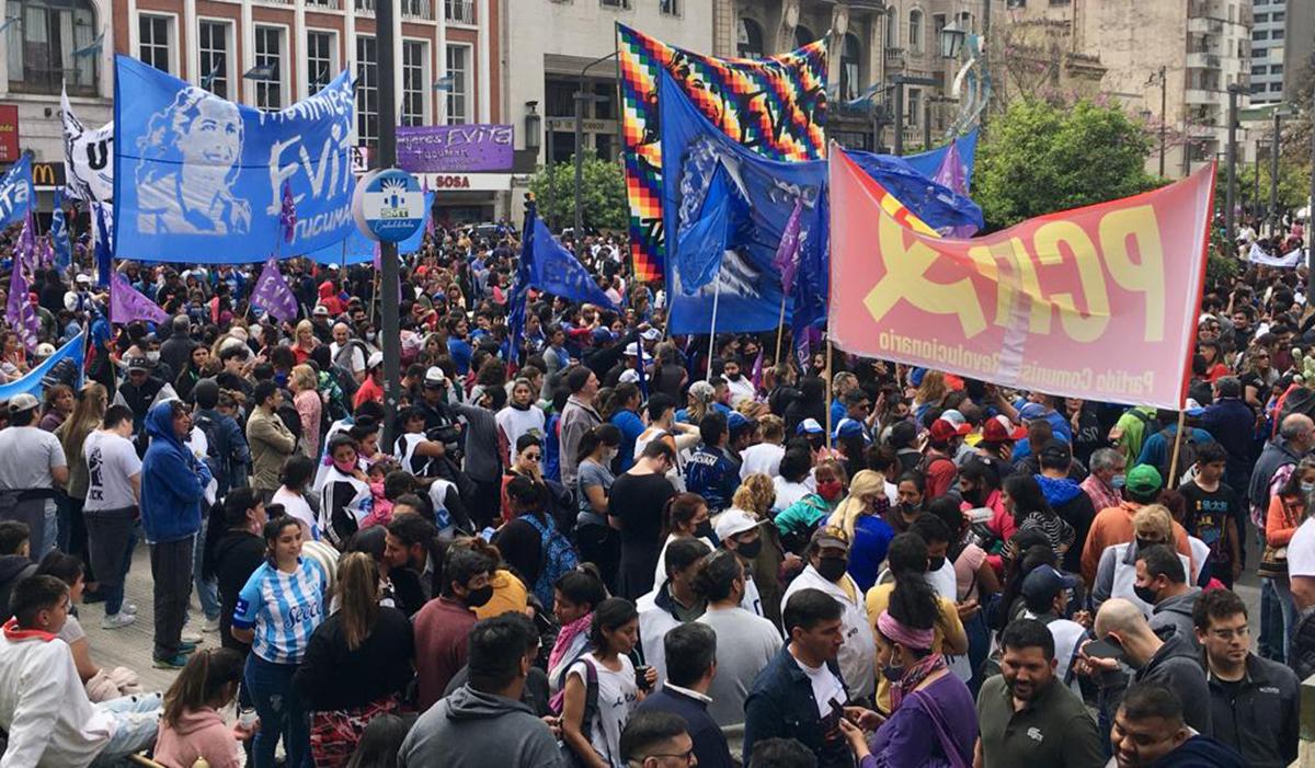 RECLAMO UNÁNIME. Una multitudinaria y variopinta marcha repudió el intento de magnicidio contra Cristina Kirchner.