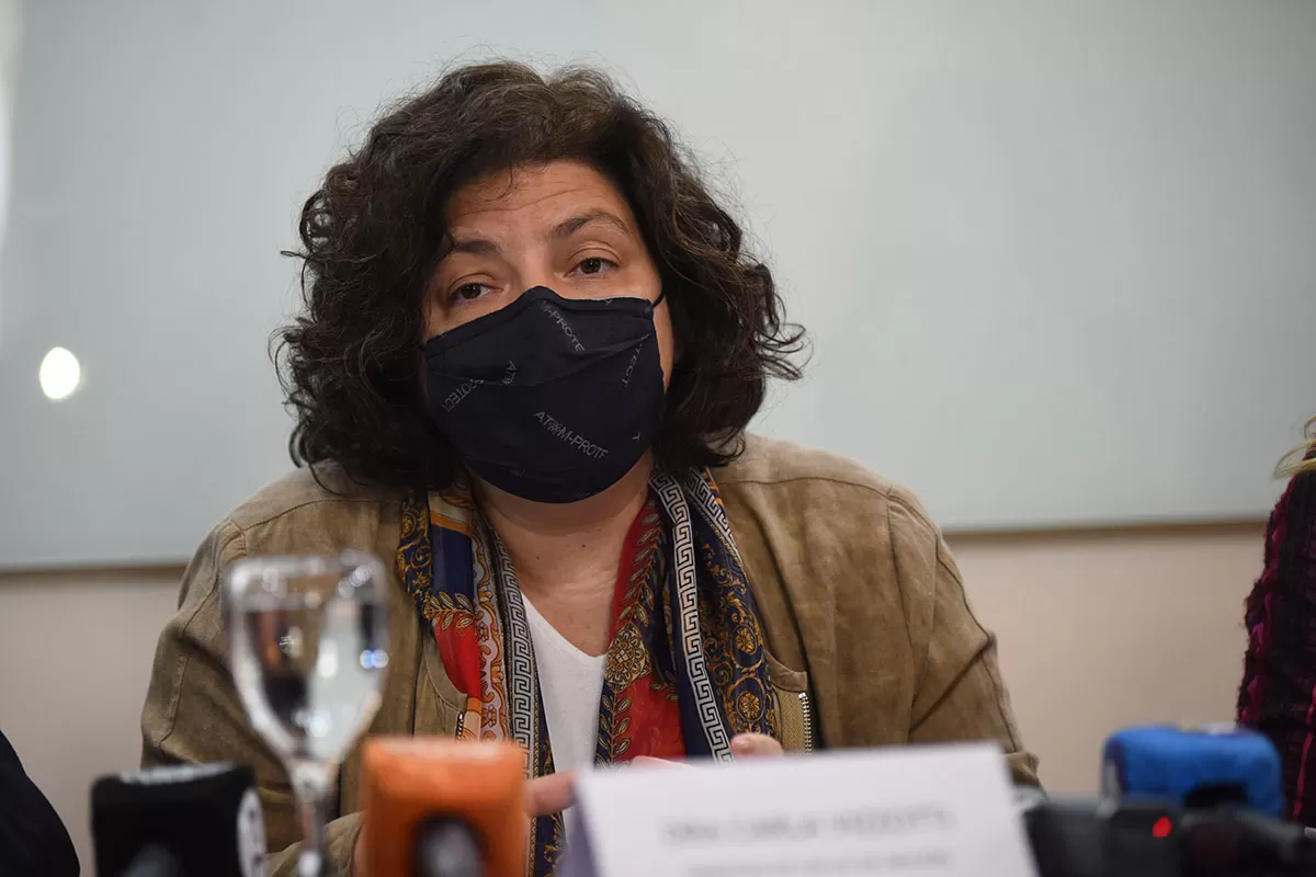 EN TUCUMÁN. La ministra Vizzotti vino a la provincia para explicar cómo se descubrió la bacteria de legionella. 