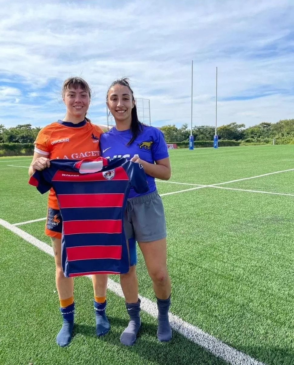 AMIGAS. Agüero y Moreno estarán enfrentadas con camisetas diferentes, pero se mantienen unidas por los colores del club.  Instagram de Florencia Moreno