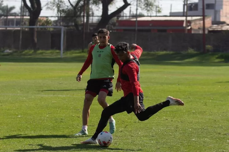  LA MENTE EN VILLA SOLDATI. El plantel “santo” trabaja con la idea fija de volver a ganar como visitante. Lucas Diarte y Federico Jourdan serían titulares en el partido del lunes contra Deportivo Riestra. twitter @CASMOficial 