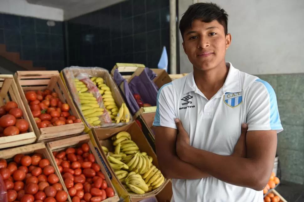 DE LULES A SANTA CRUZ DE LA SIERRA. Braian y su papá emprenderán hoy el viaje que los depositará mañana por la noche en esa ciudad, donde se entrenará hasta el miércoles con la selección de Bolivia. 