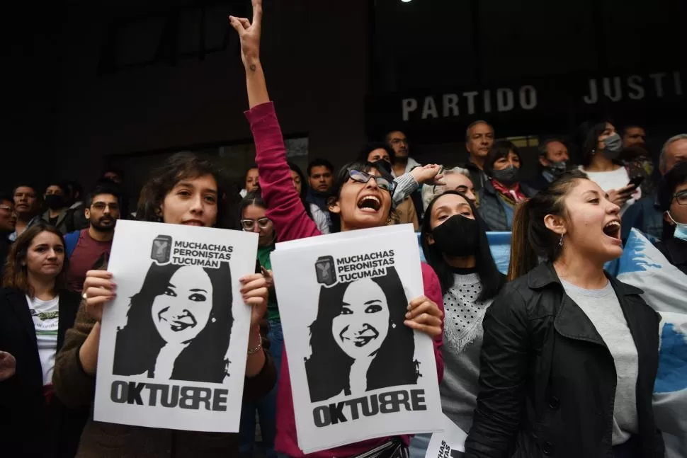 CONCENTRACIÓN. Fue en la sede partidaria de calle Virgen de La Merced, con mucha presencia de jóvenes. 