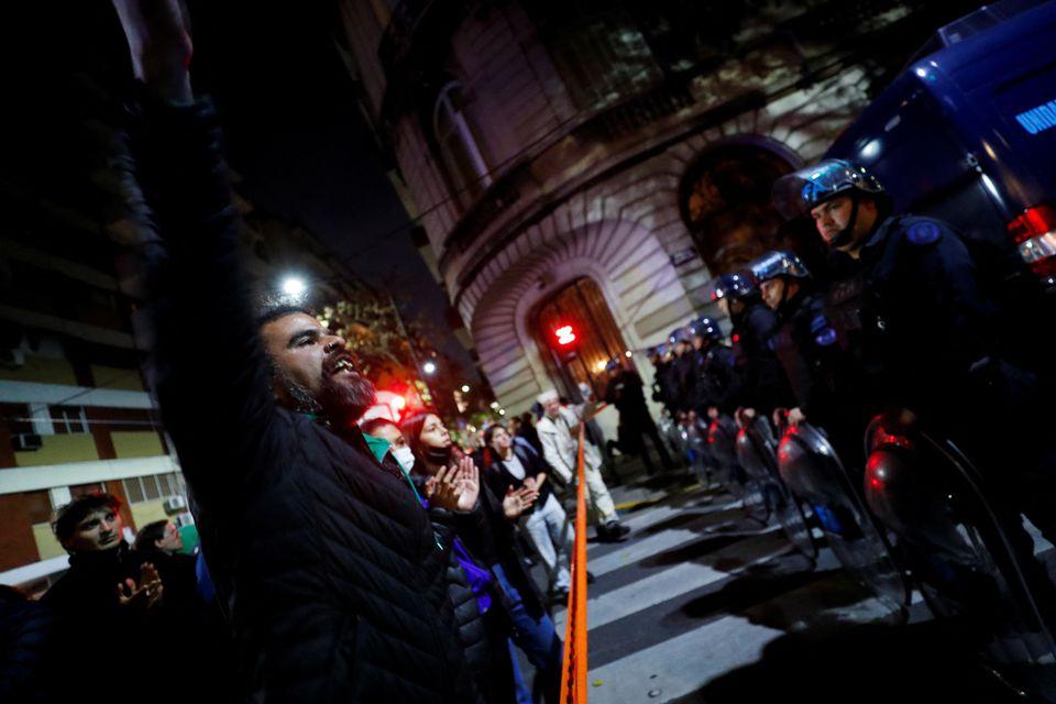 EN LA ESCENA DEL ATENTADO. Los investigadores resguardan la esquina de la casa de Cristina Kirchner, en el barrio porteño de Recoleta.Foto de Reuters