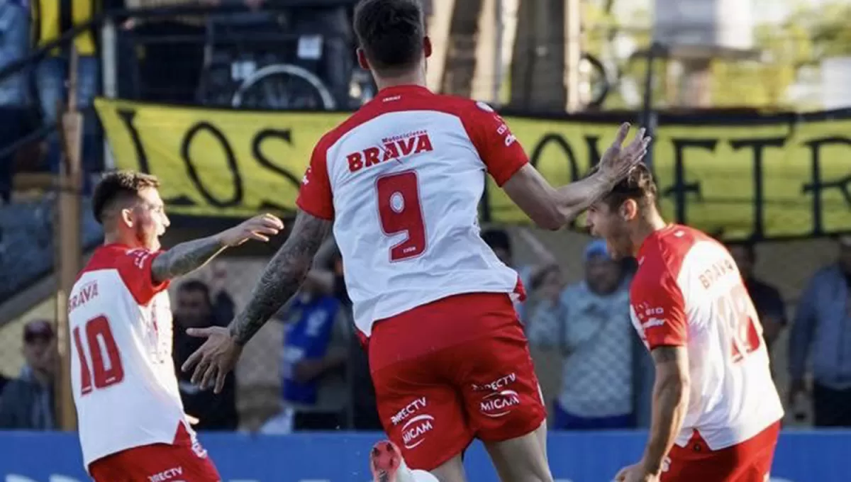 FESTEJO. Watson y Mazola corren para celebrar el gol junto a Graciani.