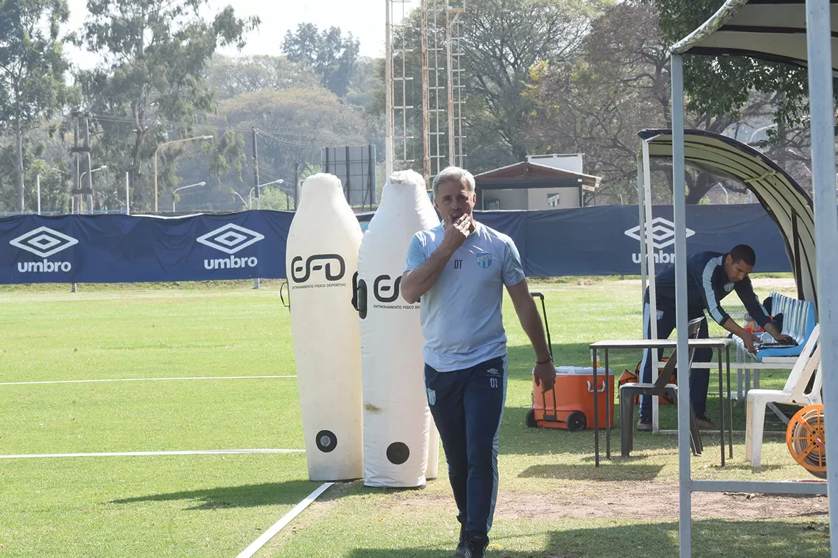 PENSATIVO. Pusineri camina analizando la situación. El DT no planea realizar variantes para recibir mañana a Banfield.