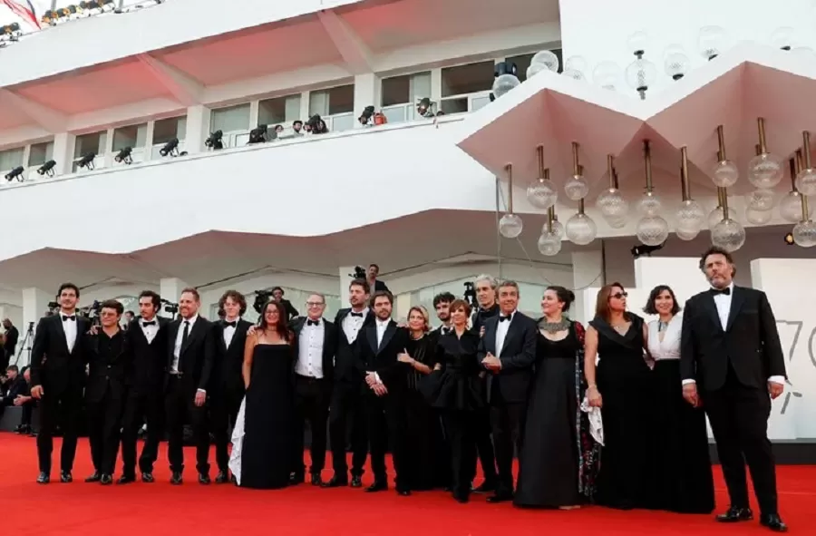 El equipo y elenco de Argentina, 1985 posa en la alfombra roja antes de la premiere mundial.