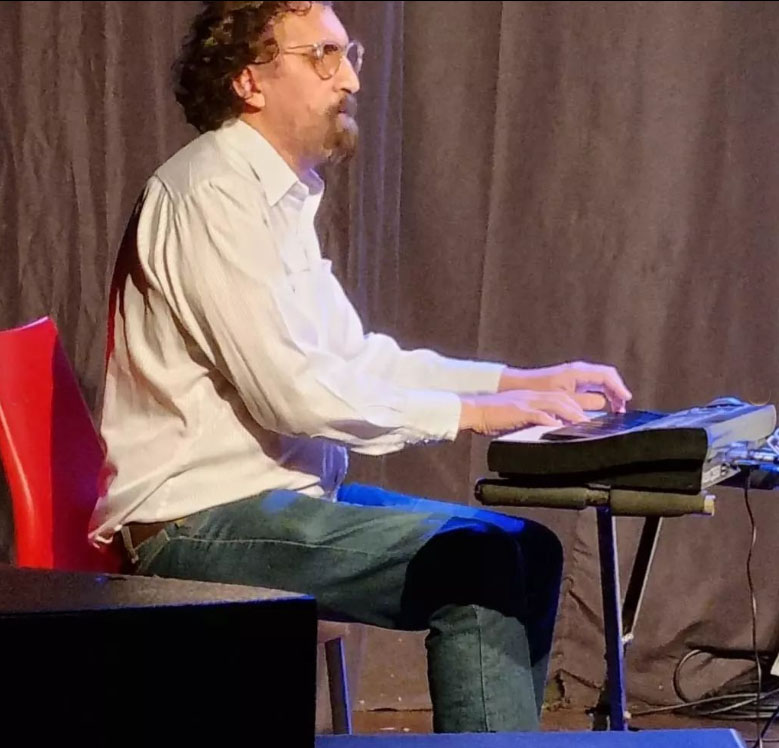 QUIQUE YANCE. En los arreglos y en el acompañamiento en piano. 