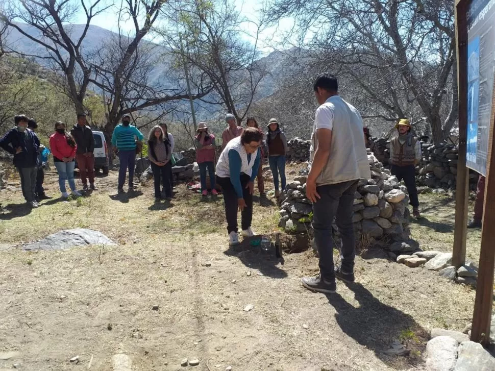 GRACIAS, PACHAMAMA. Ante la apacheta, la comunidad celebra la vuelta a casa de su patrimonio ancestral. 