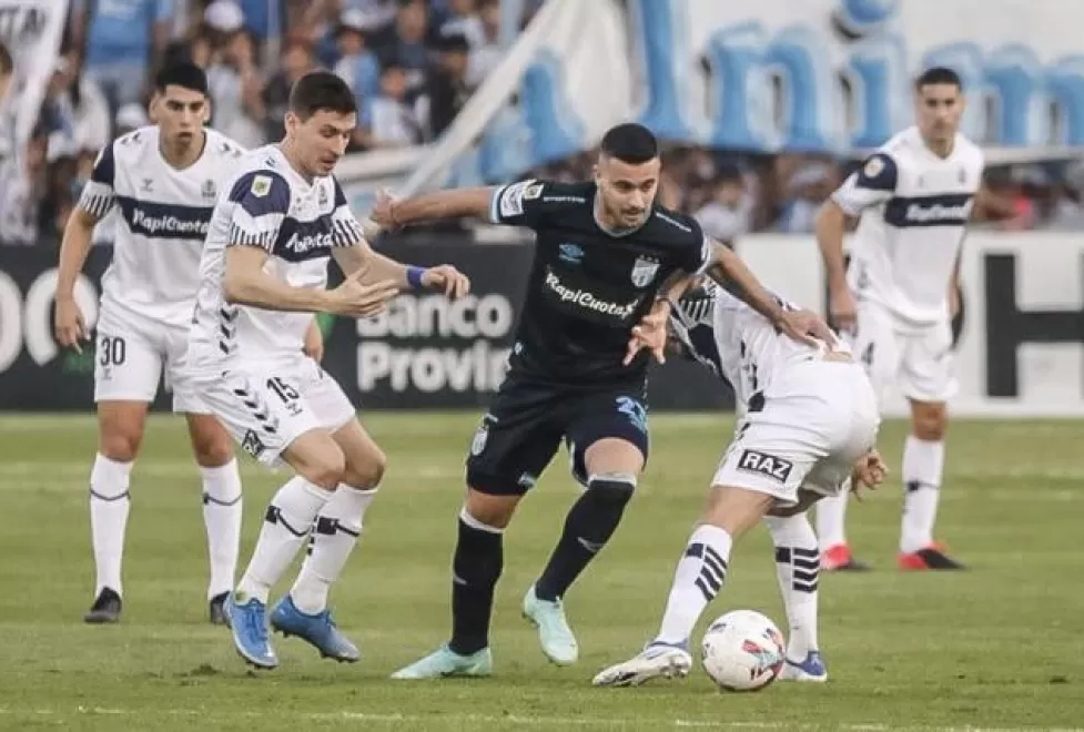 Carrera lucha ante Soldano durante el partido que Atlético le ganó a Gimnasia en julio pasado.