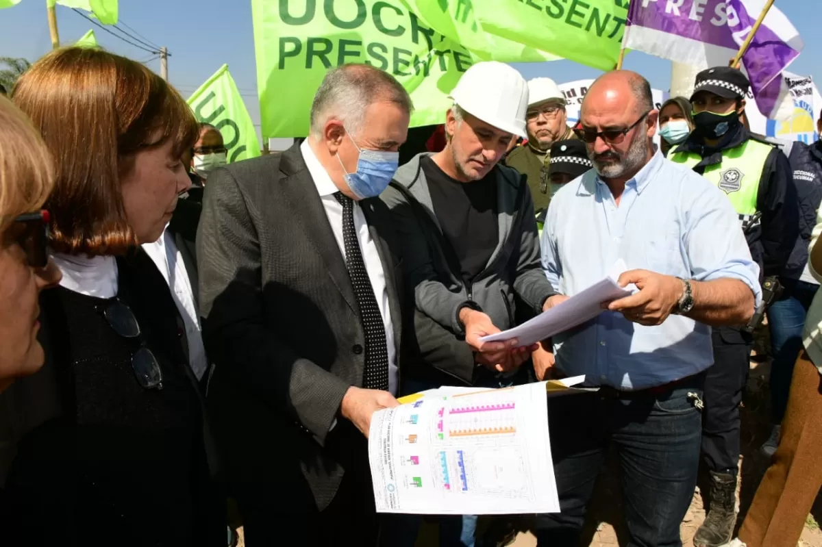 EN LA RECORRIDA OFICIAL. Jaldo, junto a funcionarios del IPV y de Vivienda, analiza los planos de la obra de 135 viviendas. Foto de Comunicación Pública