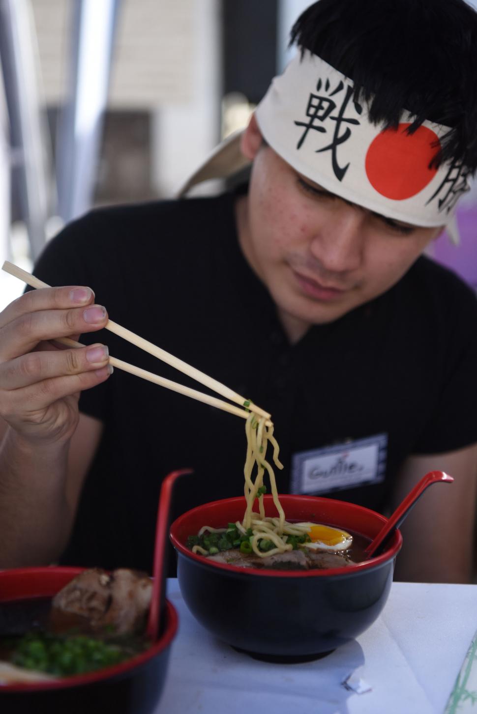 ASIA DEL ESTE. La Asociación Japonesa de Tucumán contó con un puesto de ramen (plato de fideos con caldo, huevo y otros ingredientes extras). la gaceta /foto analia jaramillo 