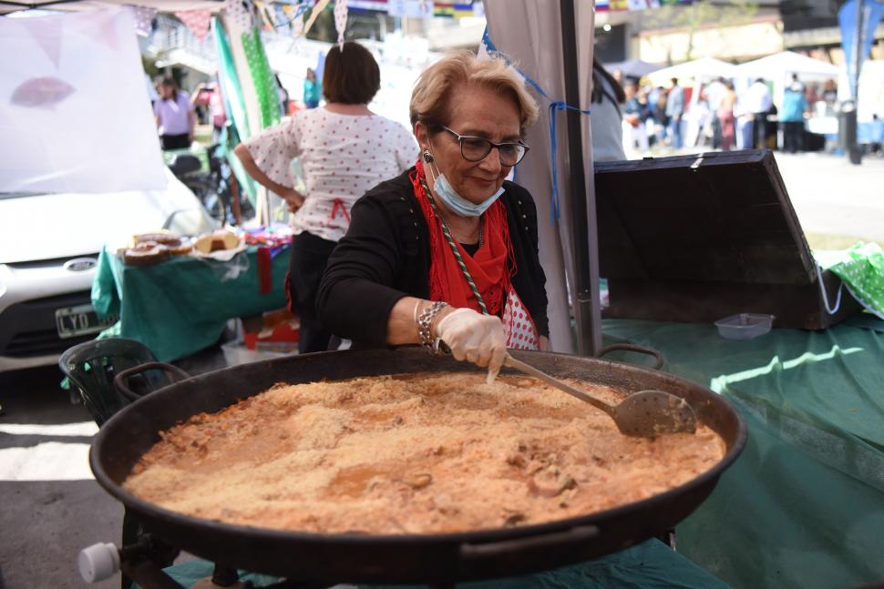 COCINA A LO GRANDE. El Centro Andaluz Federico García Lorca preparó tres sartenes gigantes de paella y colaciones dulces bien condimentadas.