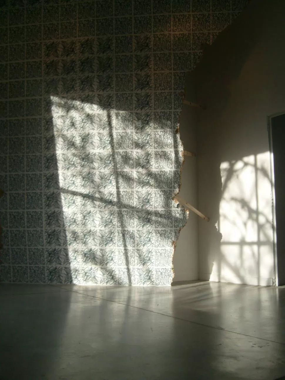 INSTALACIÓN. En la obra “Themes”, se construye una pared semidestruida con estampas de xilografías.  gentileza lulu lobo 