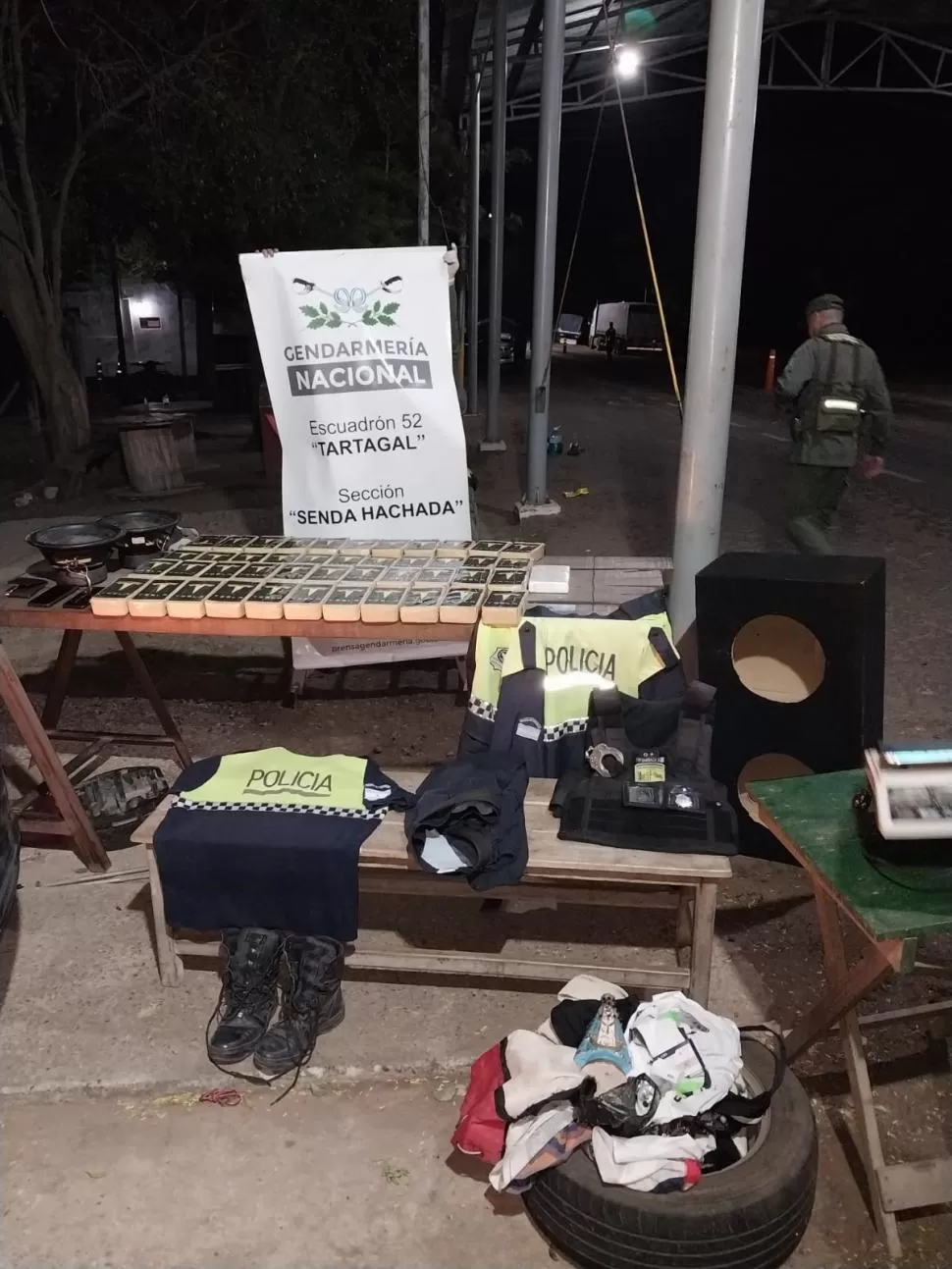 SECUESTRO. Los panes de cocaína y el uniforme del detenido.  