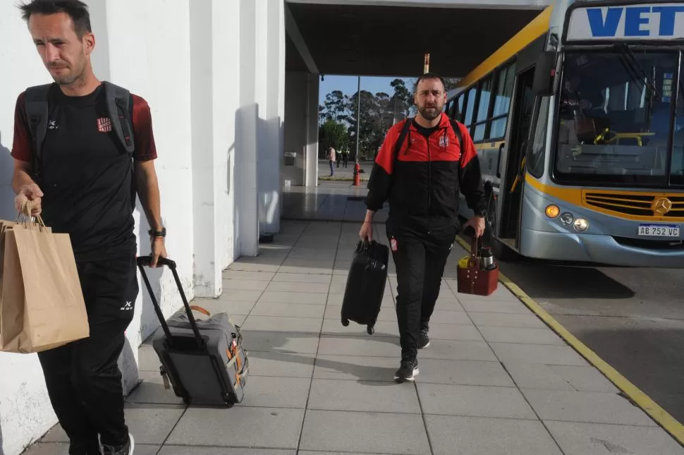 LO ESENCIAL. De Muner llegó con su valija y el kit de mate para disfrutar el vuelo. 