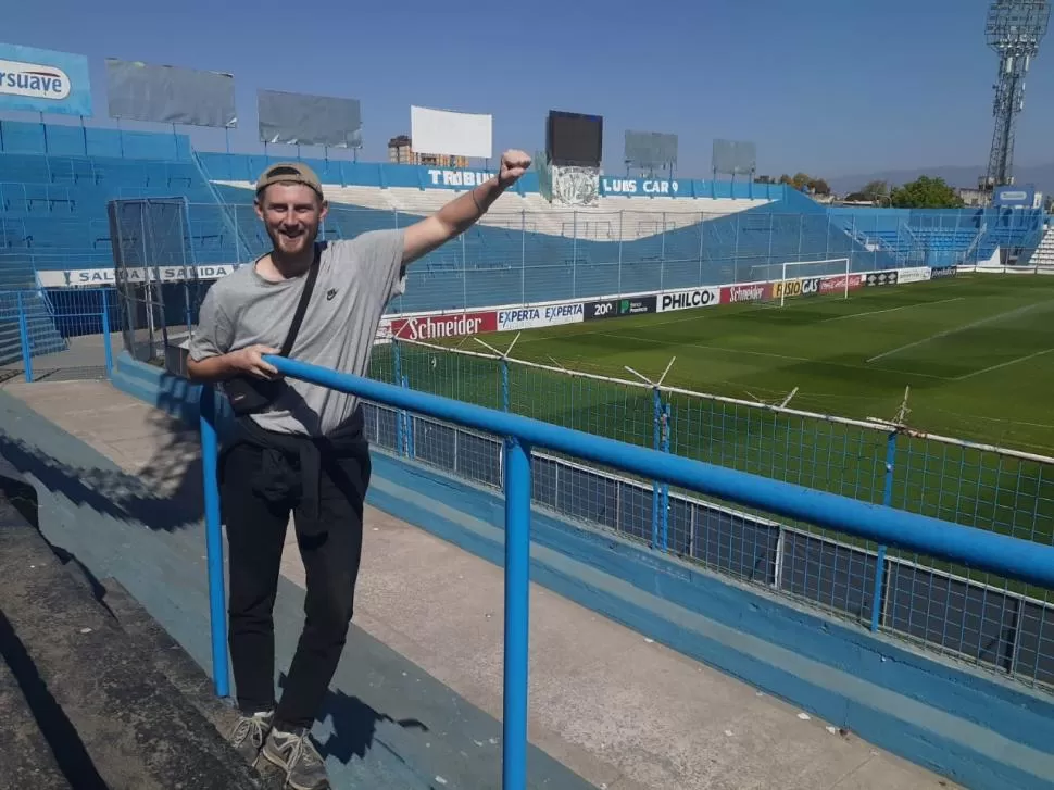 INÉDITO. Kieran alentará por Atlético desde la tribuna Laprida, el inglés aprovechó el domingo para conocer el Monumental.  