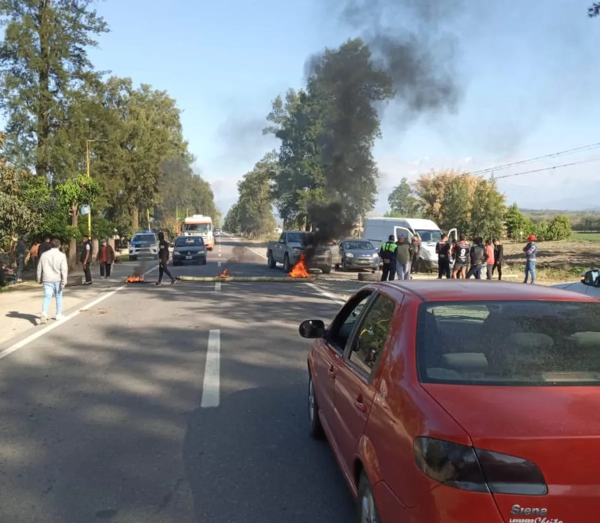 PROTESTA. El corte en la ruta 65 se inició a media mañana y luego fue levantado por efectivos de la comisaría de Alpachiri. Gentileza foto de Los Primeross