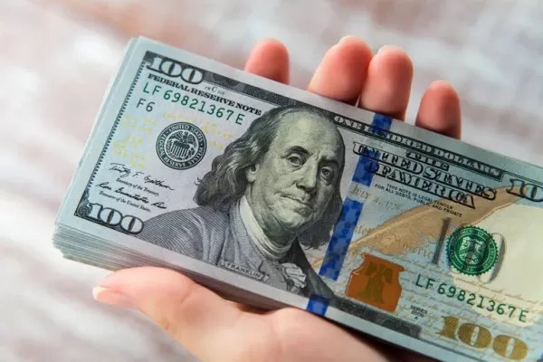 El “blue” bajó $15 por el “dólar soja”