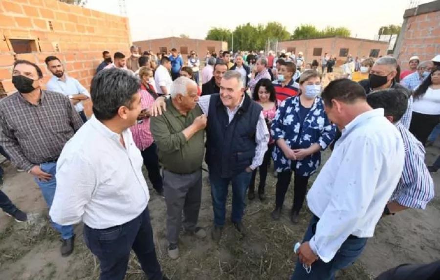 Jaldo recorrió obras en el barrio 21 viviendas de la comuna de Gastona y Belicha. Además inauguró alumbrado público y un playón deportivo.