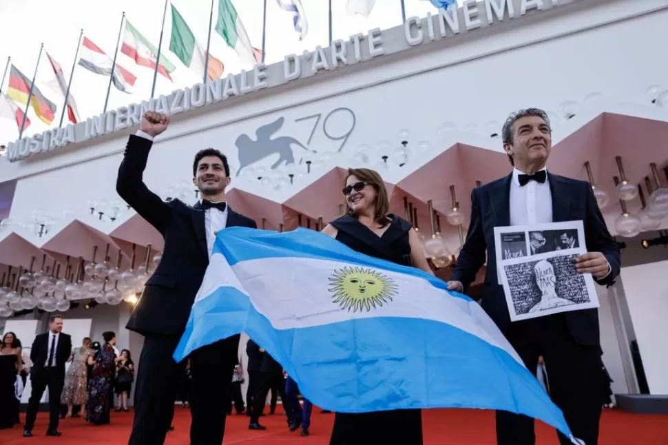 ALFOMBRA ROJA. La delegación de “Argentina, 1985” en la Mostra de Venecia desfiló con la bandera. @la_Biennale