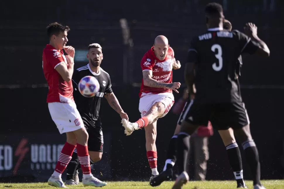 DE LO MEJOR. Llama remata ante la mirada de Jourdan y la marca de tres oponentes. El volante fue uno de los pocos que tuvieron un rendimiento aceptable ayer. Foto de Matias Napoli Escalero (Especial para La Gaceta)