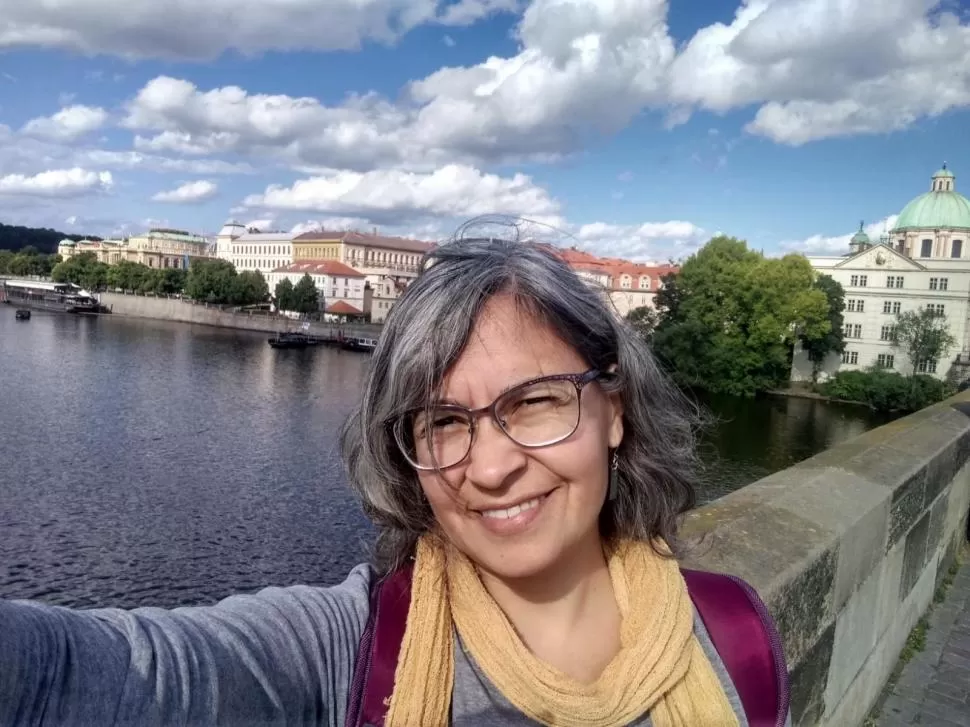 PASEOS Y TRABAJO. Stella se organiza para atender a sus pacientes durante la semana y deja los fines de semana libre para recorrer. Trabaja desde cualquier bar, hotel o plaza con wi-fi. También está escribiendo un libro.  