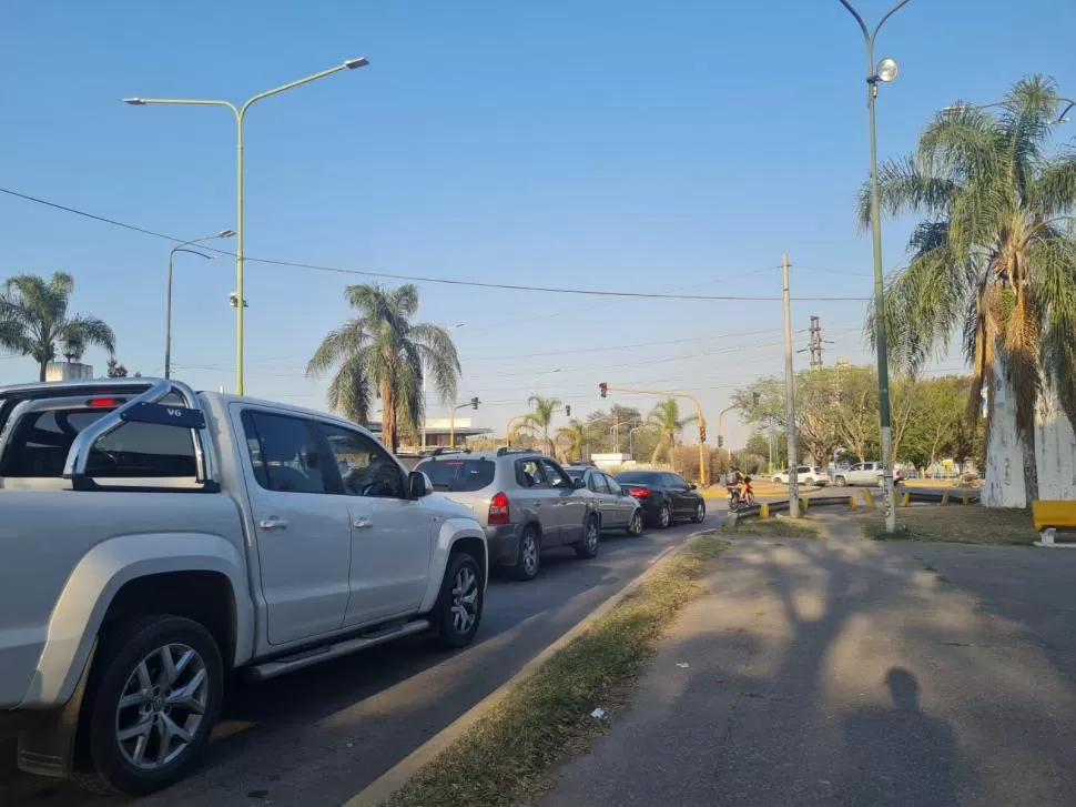 RECLAMO REPETIDO. Los automovilistas que transitan por la rotonda señalaron que las demoras que genera alteran los nervios de los conductores. 