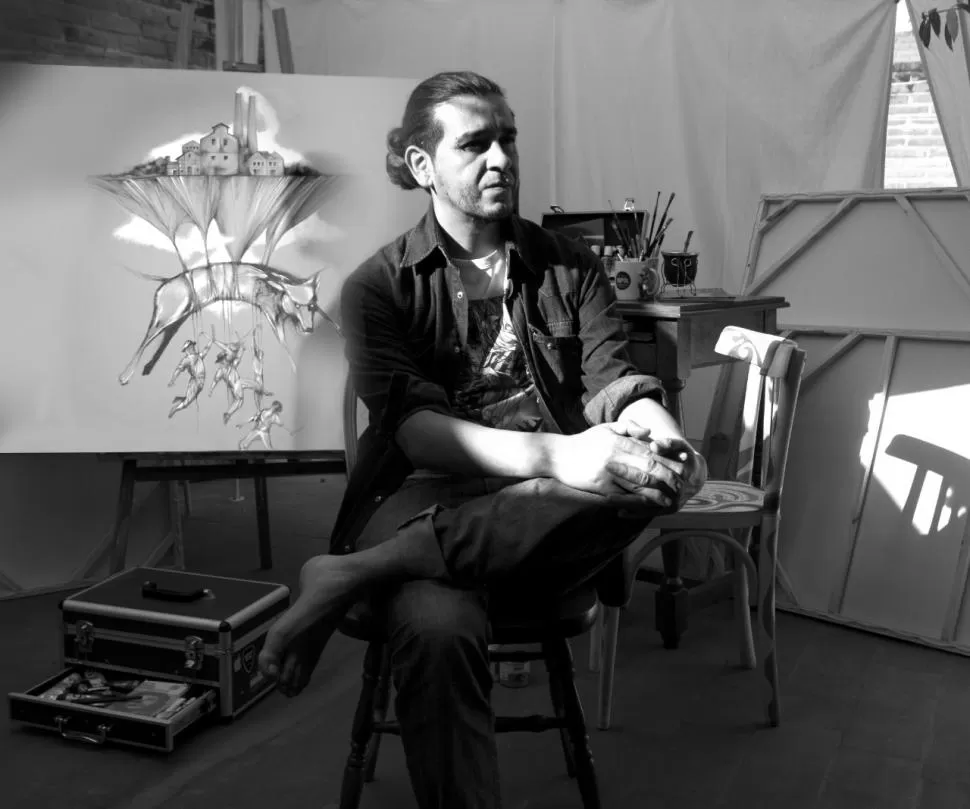 EL AUTOR Y SU OBRA. Mario Albarracín entrelaza en sus cuadros distintos elementos, como islas flotantes, el perro familiar o los obreros zafreros. gentileza mario albarracin 