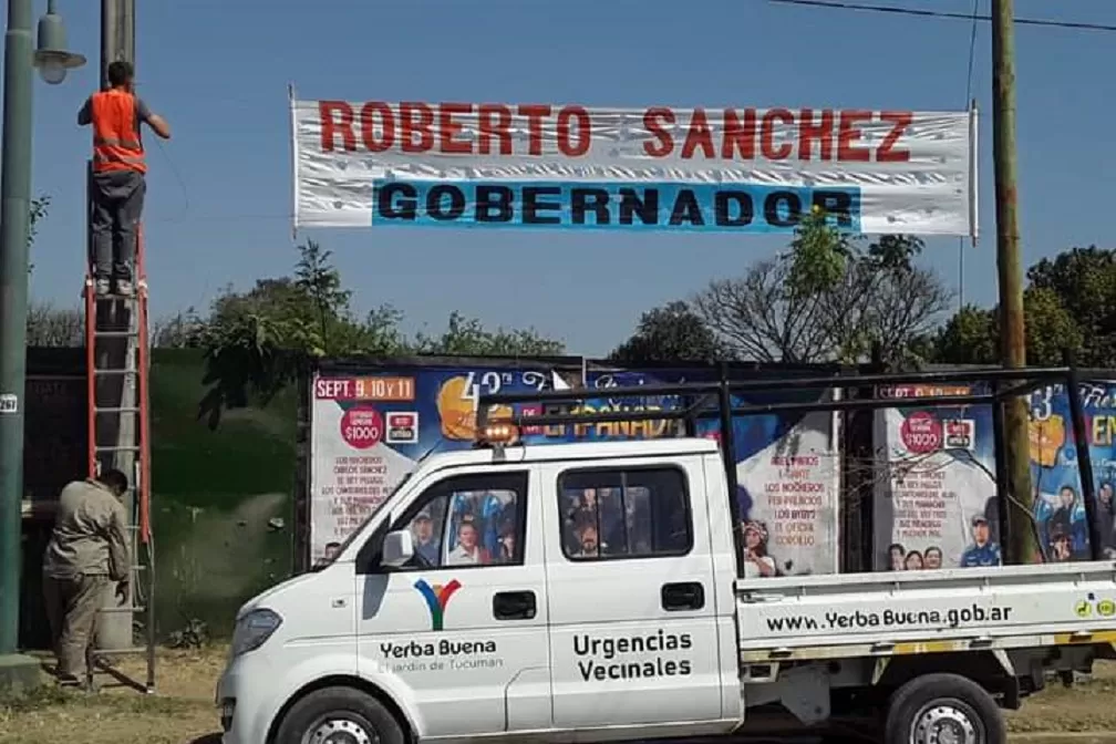 LA FOTO QUE SE HIZO VIRAL CON UN SENTIDO CONTRARIO. El municipio de Yerba Buena señaló que los operarios estaban retirando el pasacalles de Roberto Sánchez, no colocándolo. Foto: M. YB