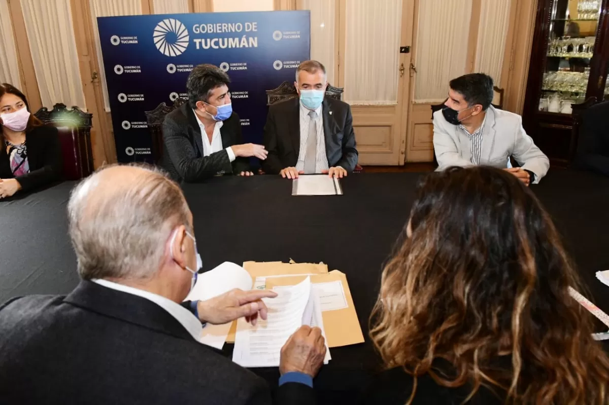 EN CASA DE GOBIERNO. El gobernador Jaldo encabezó el acto junto a otros funcionarios. Foto de Comunicación Pública