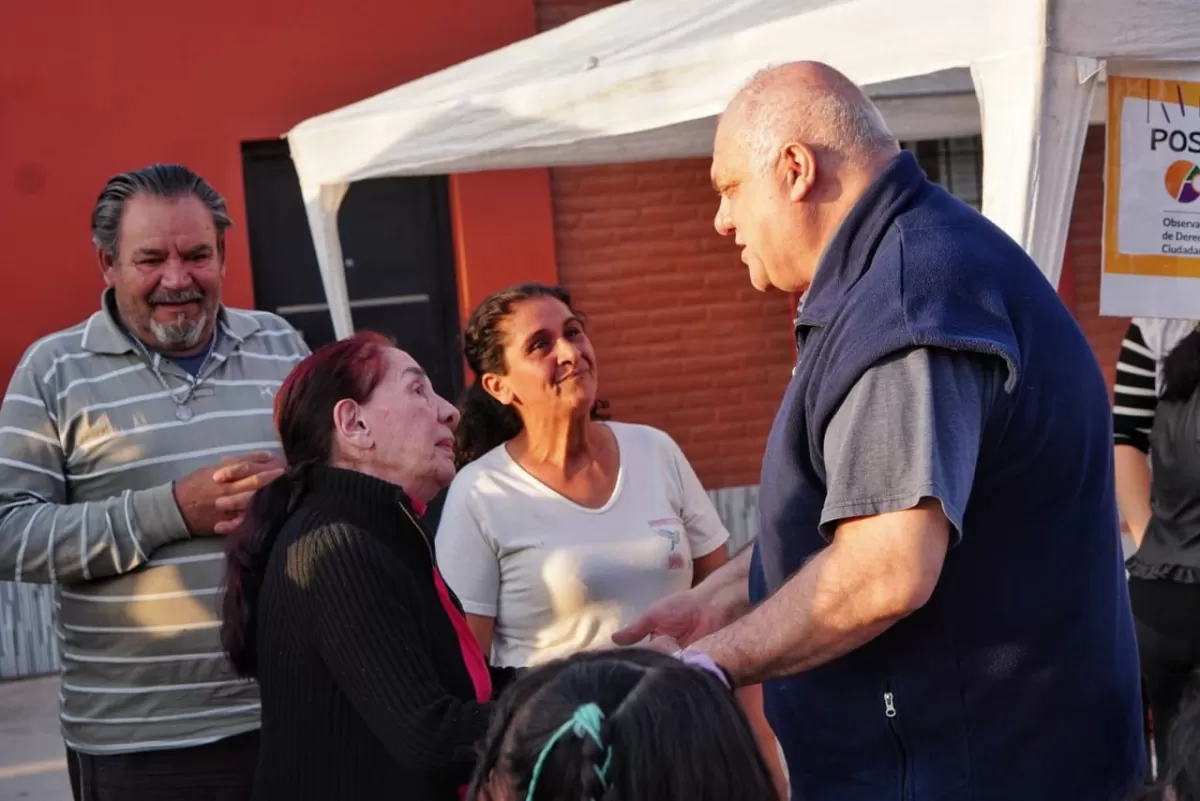 EN BARRIO EL SALVADOR. El legislador Federico Masso dialoga con vecinos y vecinas. Foto de Prensa LDS