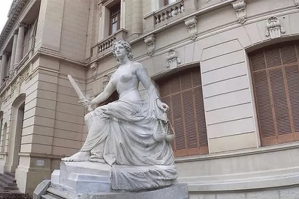 Señora de ojos vendados que estás en los Tribunales, ¡mira!